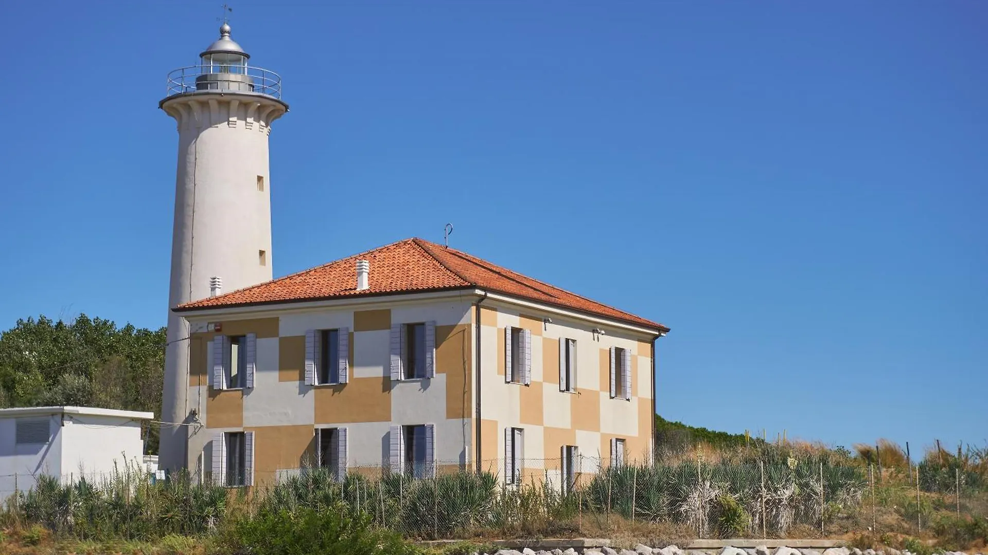 Three-Bedroom Villa With Garden, Parking And Ac Bibione Italia
